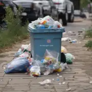 如果发现一个被遗弃在公共场所的小型垃圾桶里装满了各种垃圾塑料包装物和其他物品时该怎么办呢？