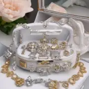 如果我在商场里购买了一件白色玉石首饰盒我可以将里面的珠宝卖给谁来换取现金或其他物品吗？