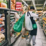 为什么有些地区禁止使用塑料袋而另一些则允许它们的存在并鼓励人们在超市购物时自备环保袋子呢？
