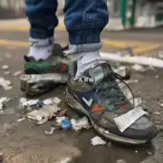 在进行废弃物管理时如何正确地将废弃鞋子底部分类？
