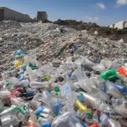 有哪些政府机构致力于推动塑料回收项目并提供资金支持？
