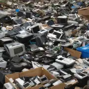 为什么有些人会选择从回收站中寻找废旧电子产品或其他可回收物料而其他人则不这样做？