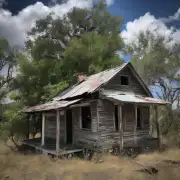我在沂蒙山附近找到了一个废弃的小房子它看起来非常古老而且破旧不堪您知道这个建筑物的历史吗？
