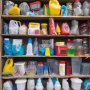 一些地区的居民可能会发现他们在家中使用的某些塑料制品会发出刺耳的声音这是为什么呢？