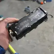 我的电池外壳有破损或变形的现象如何进行维修和更换呢?
