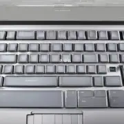 如何找到键盘上的内存芯片?